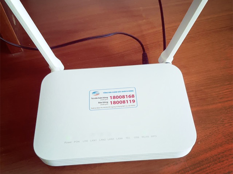 Số điện thoại nhà mạng được dán trên router